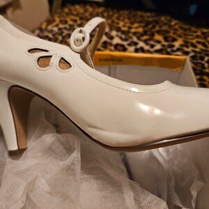 Chase + Chloe white pump with cutouts, size 7.5